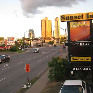 sunset-inn.niagara-fallshotels.com/
